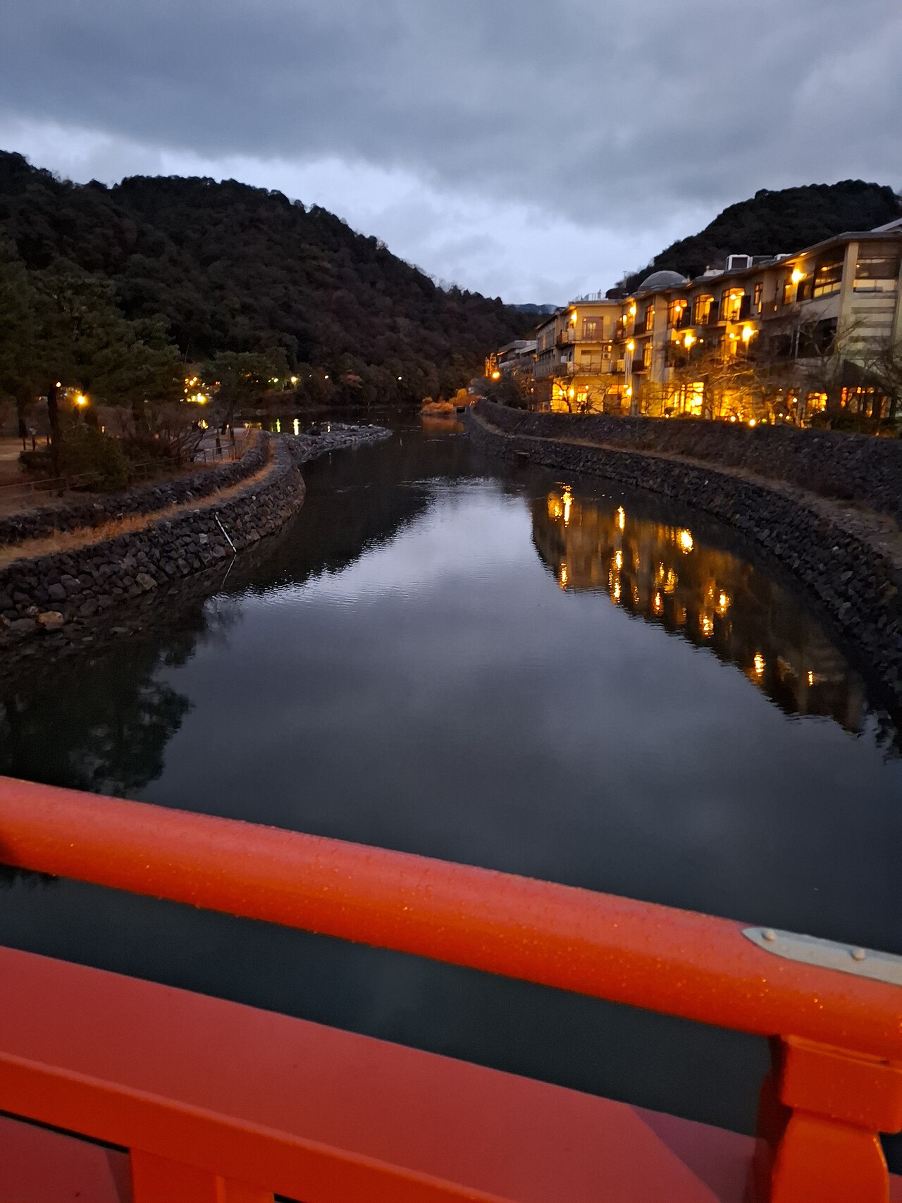 冬の夕暮れの宇治川と喜撰橋